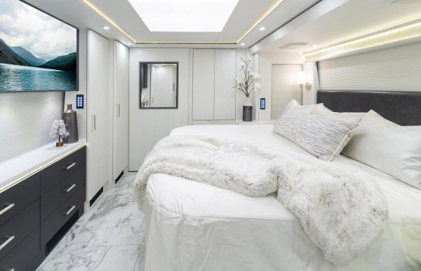 Тази луксозна спалня се чувства като дом от всеки милионер в движение. Телевизорът се управлява от система Crestron, която също обхваща осветлението, цялата кино и аудио система, щори, следи нивата на резервоара и какво ли още не. 

Без системата Crestron клиентите биха имали една или две дузини дистанционни управления, с които да се справят. Но с нея всичко е лесно.  Дори управлява телефона ви. Един милионер не би очаквал нищо по-малко...
